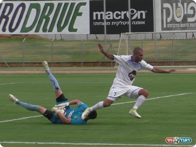 עדן שעשע פוגע בפניו של ירין בן דוד (שקד מורג)